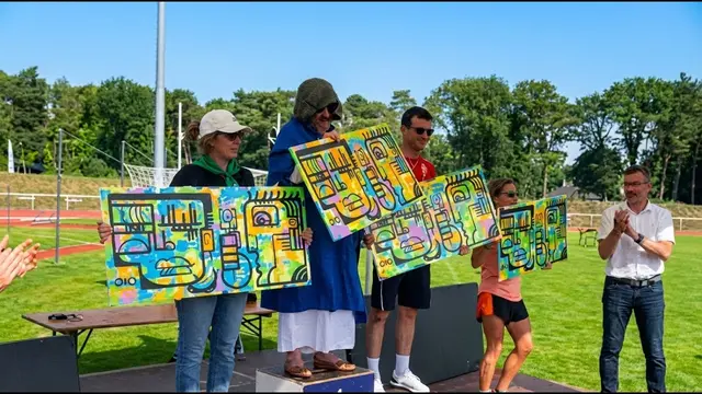 Fresque à plat – outdoor à Fontainebleau, 200 participants : Créez des mini-fresques trophées souvenir pour fédérer et